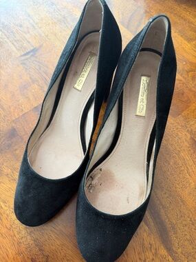 Louise et Cie Black Suede Round-Toe Pumps